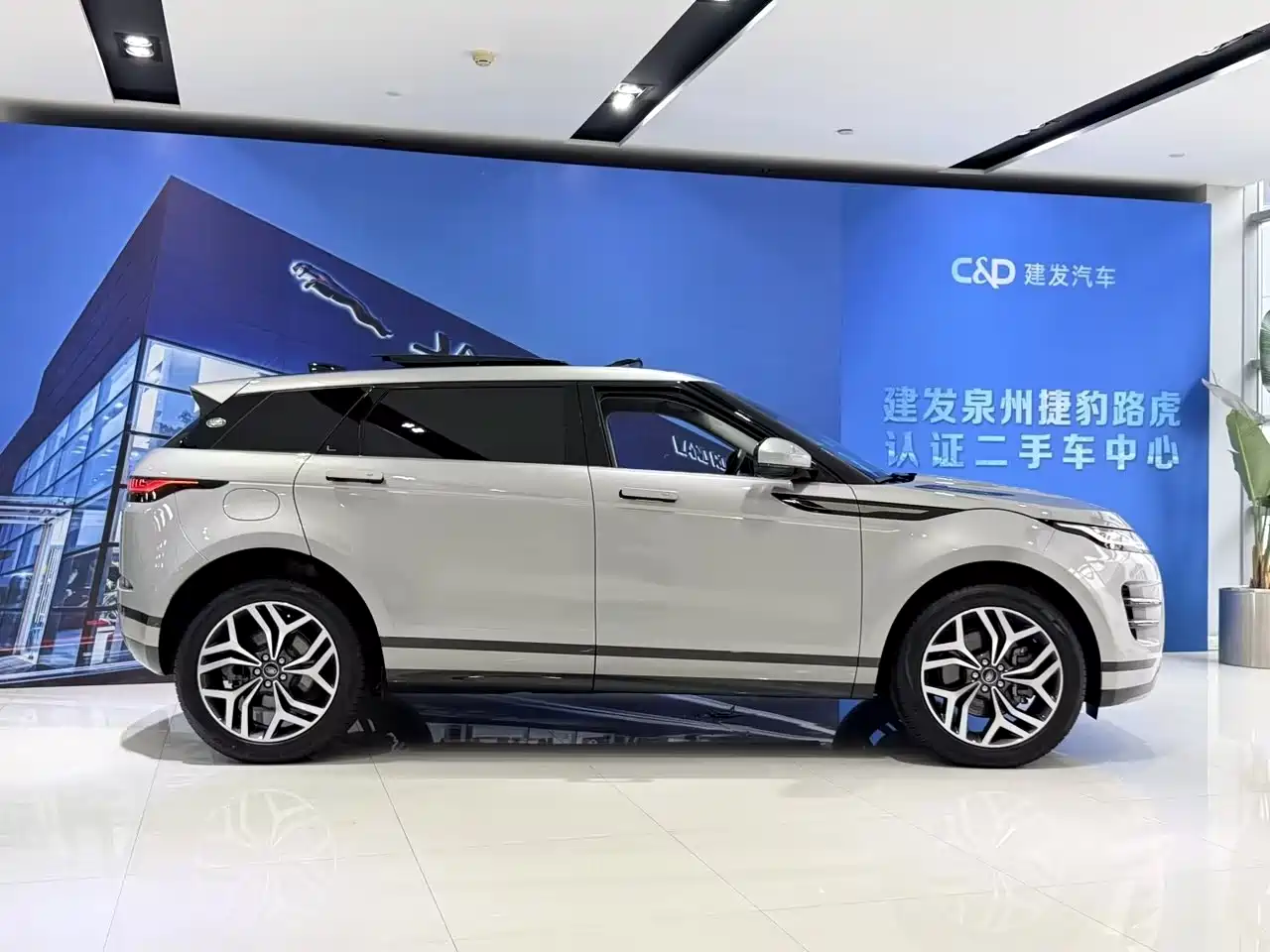 Land Rover Range Rover Evoque 2023 Range Rover Evoque L 249PS Luxury Edition фото 5