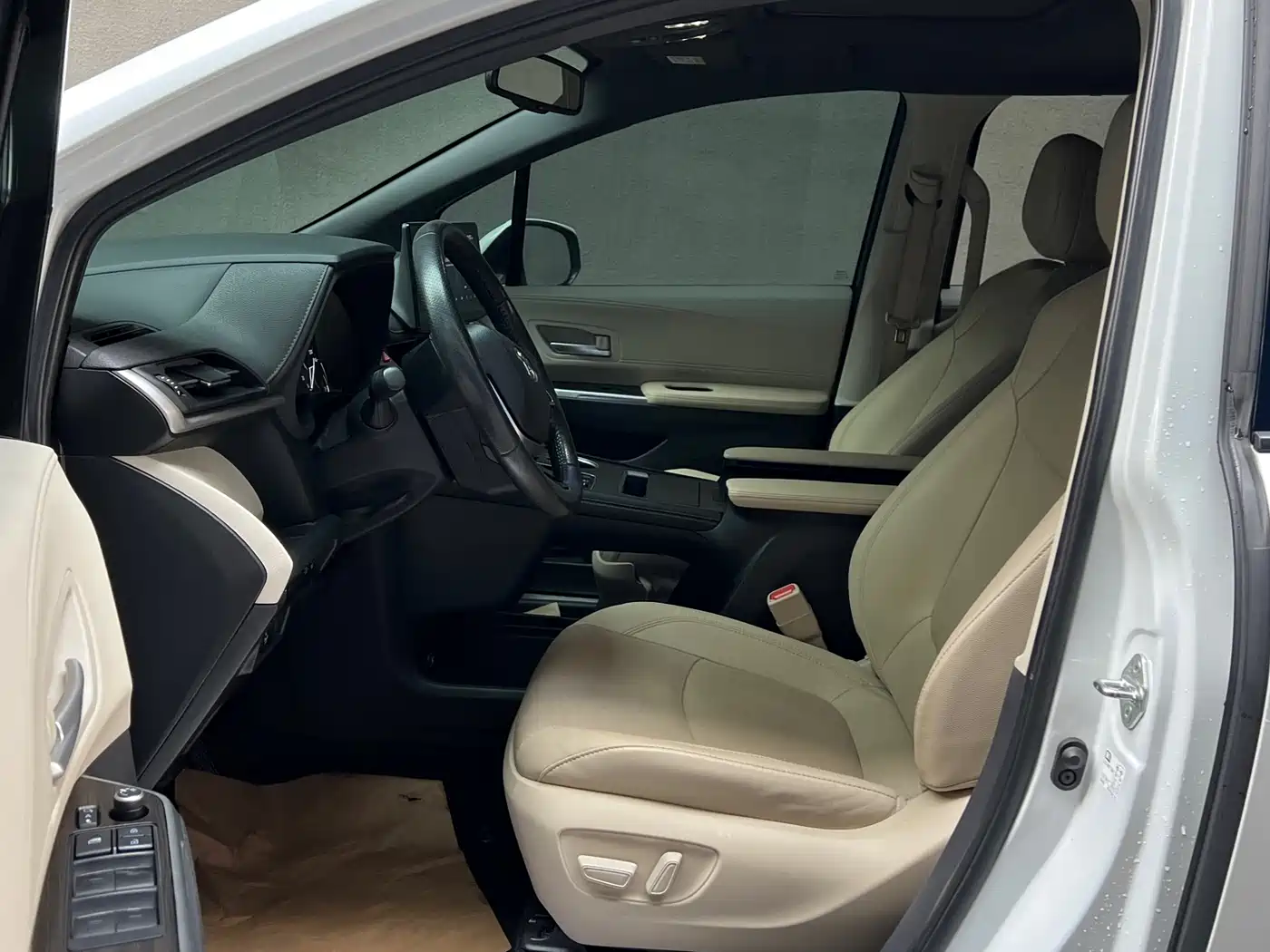 Toyota Sienna 2021 2.5L Hybrid Premium Edition фото 7
