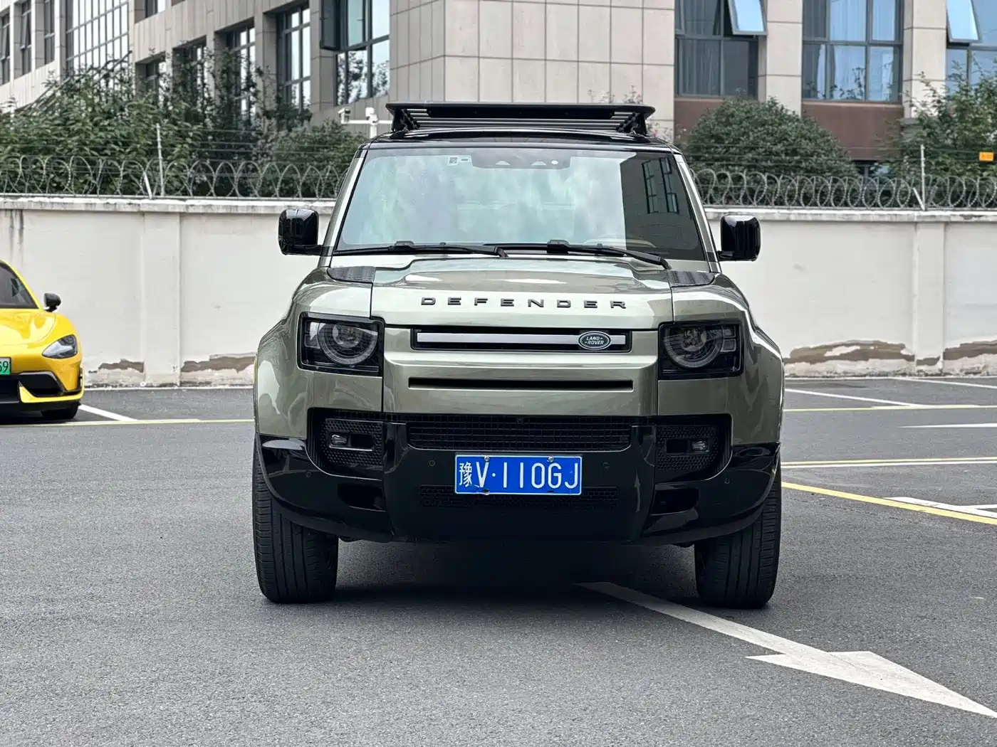 Photo 1 - Land Rover Defender