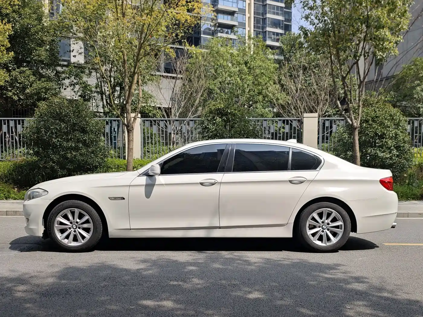 BMW 5 Series 2012 523Li Luxury фото 2