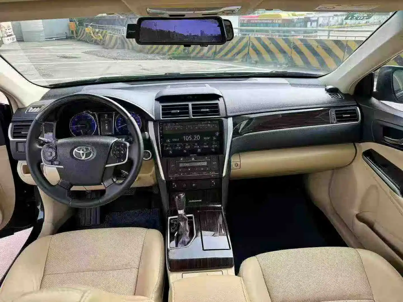 Toyota Camry 2016 Hybrid 2.5HG 10th Anniversary Luxury Navigation Edition фото 9