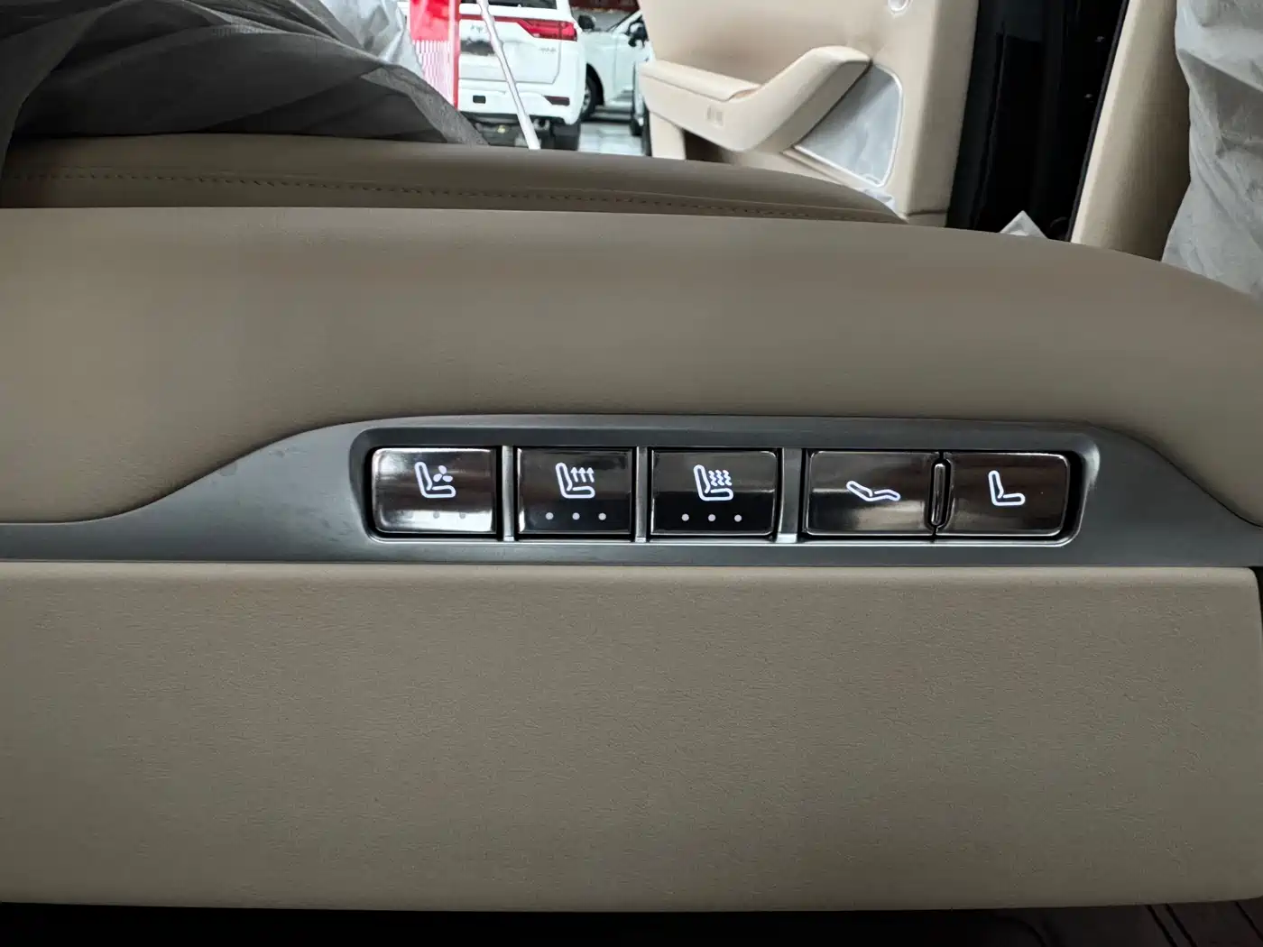 AITO Wenjie AITO M7 2026 Extended Range Max AWD 6-seater фото 14