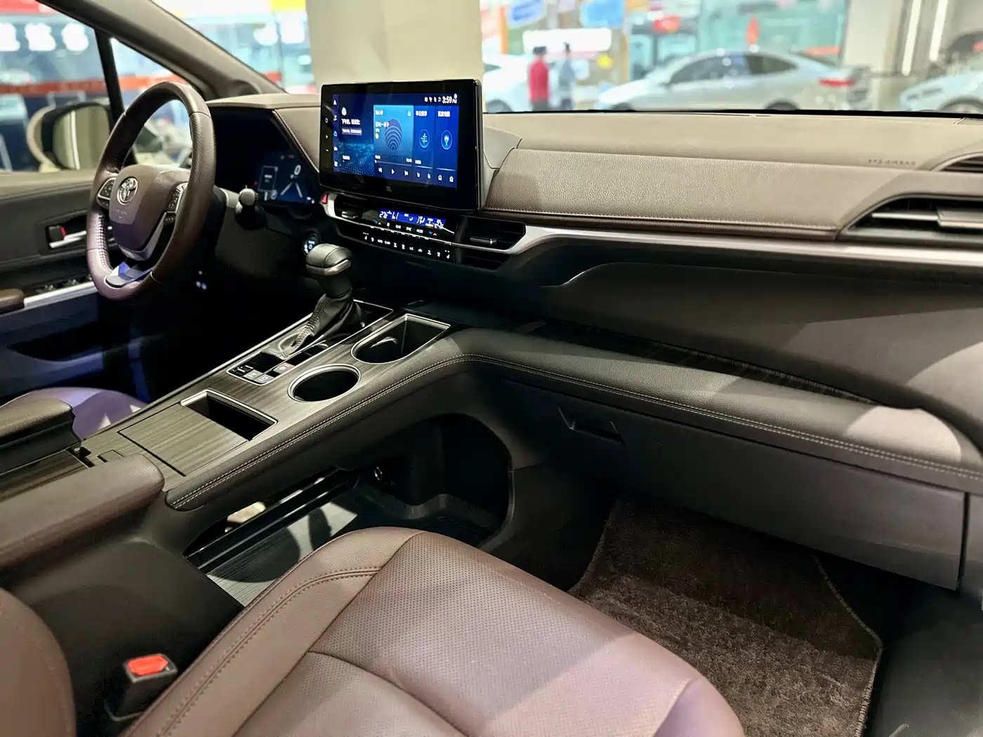 Toyota Sienna 2023 2.5L Hybrid Platinum Edition фото 7