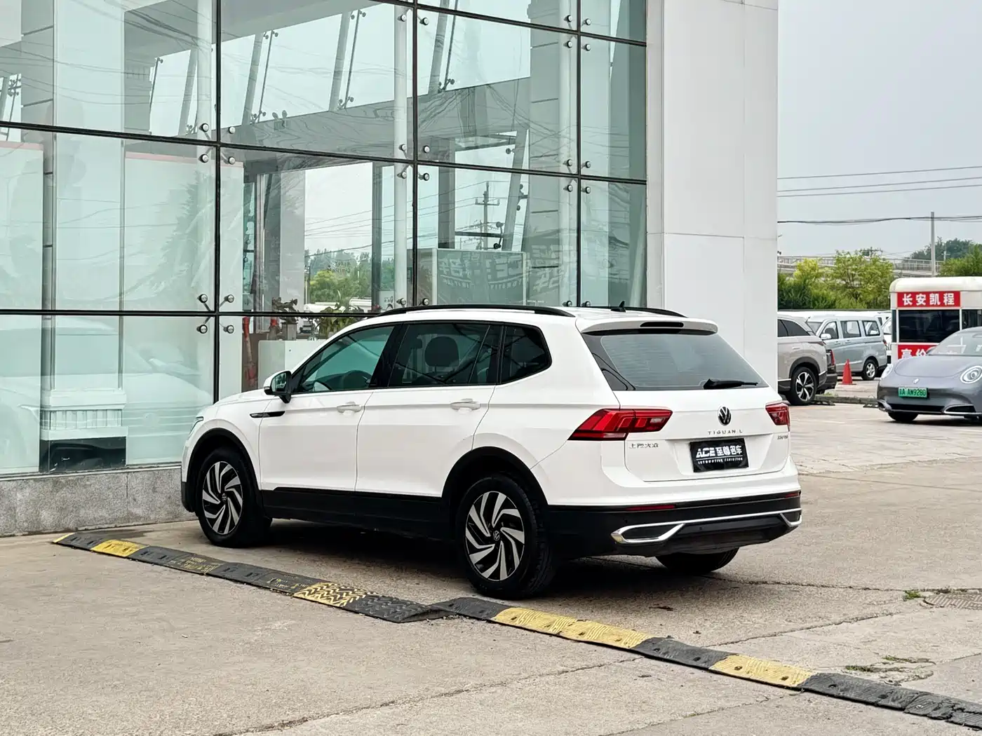 Volkswagen Tiguan L 2022 330TSI Automatic 2WD Comfort Edition фото 6