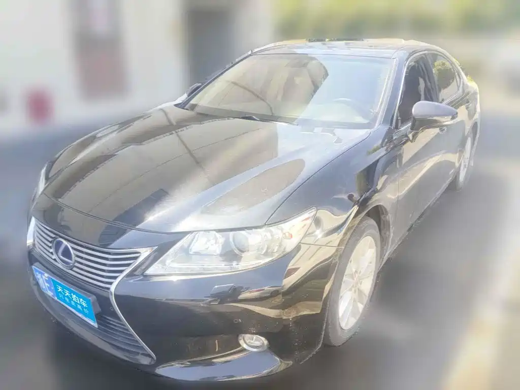 Фото 1 - Lexus ES