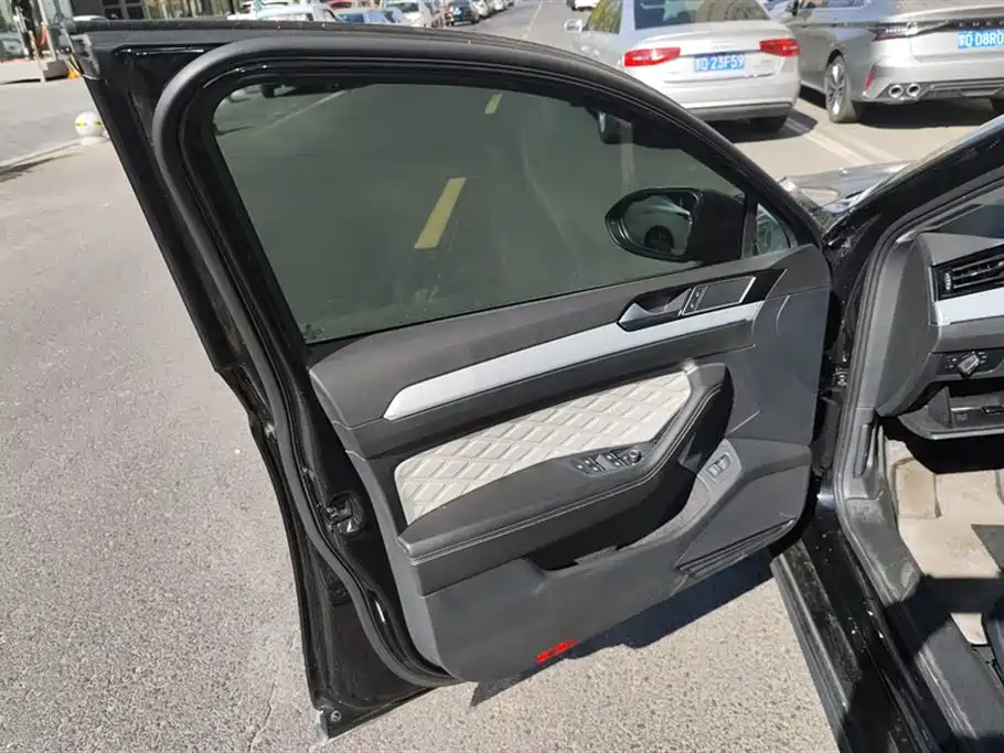 Volkswagen Magotan 2023 Model 2 Million Commemorative Edition 330TSI DSG Luxury фото 7