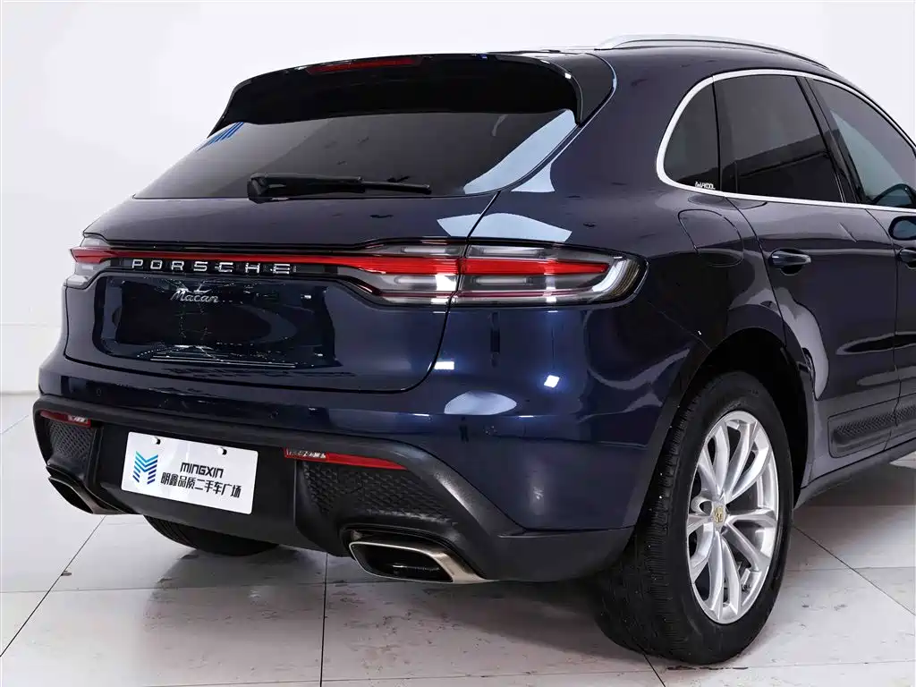 PORSCHE MACAN