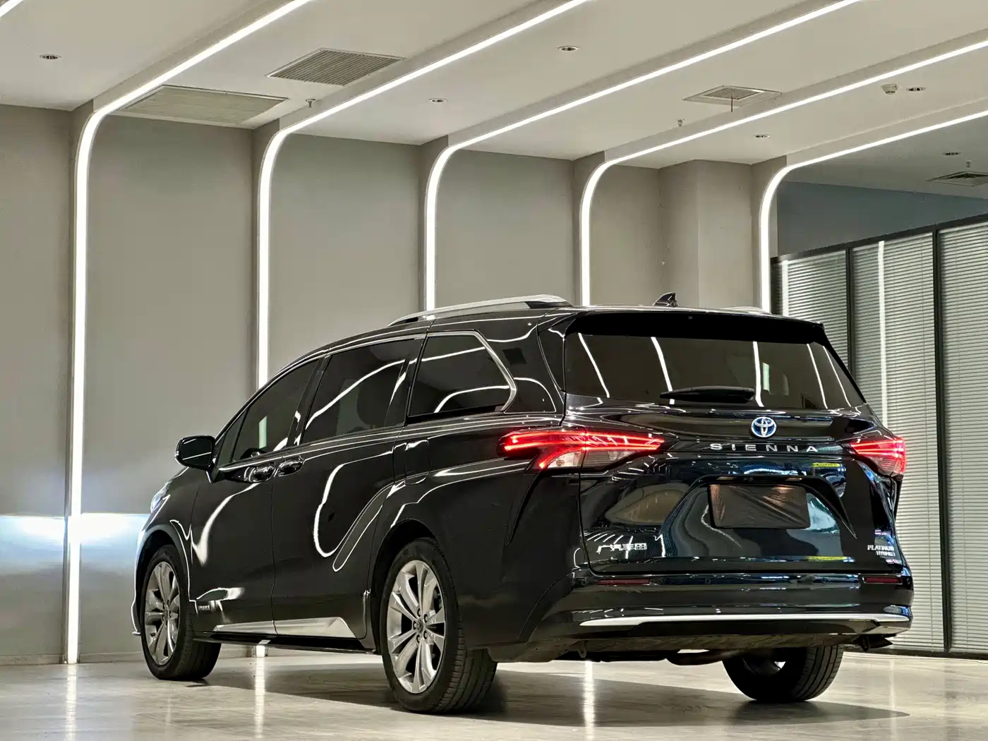 Toyota Sienna 2023 2.5L Hybrid Platinum Edition фото 11