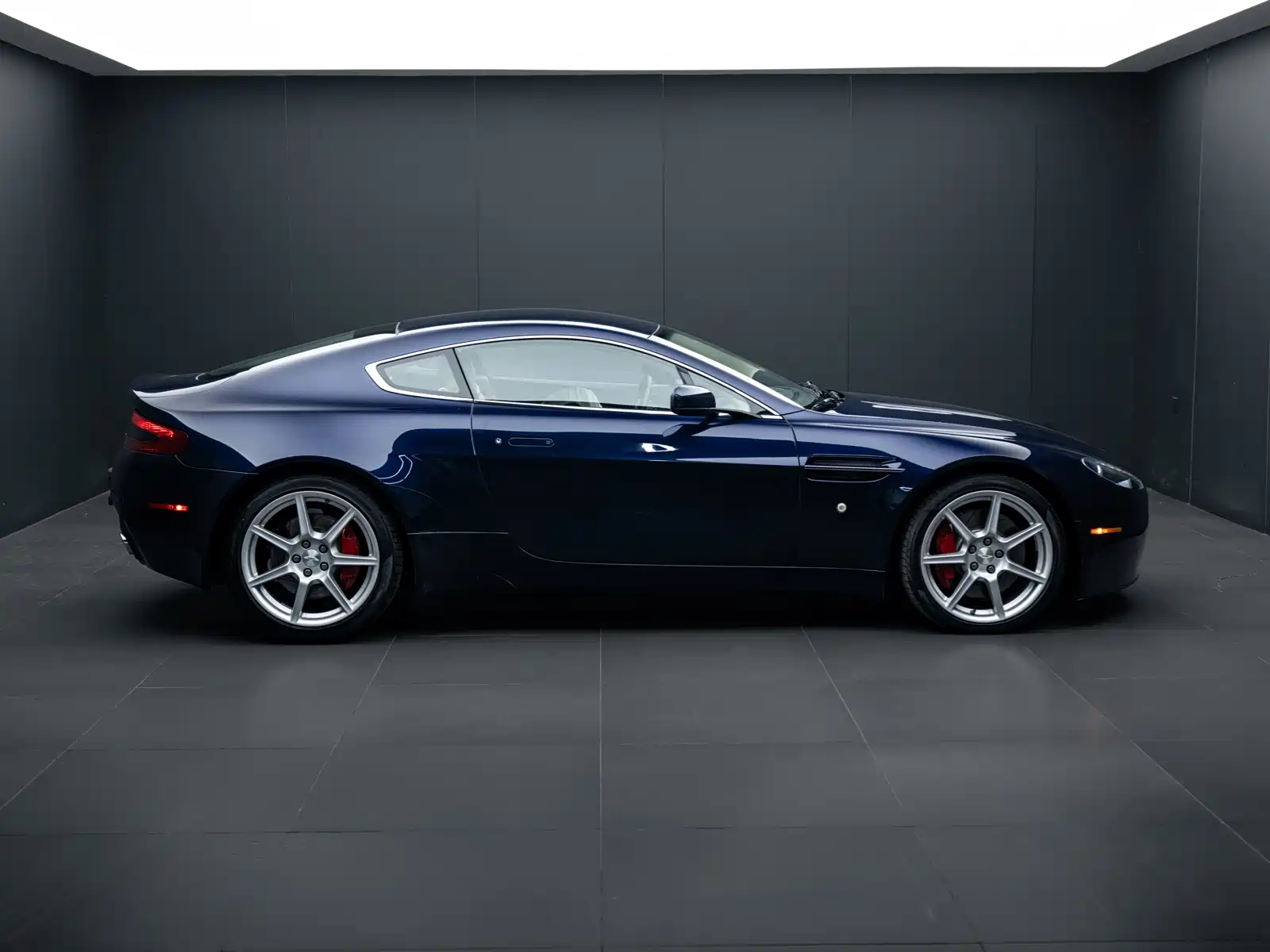 صورة 9 - Aston Martin Vantage