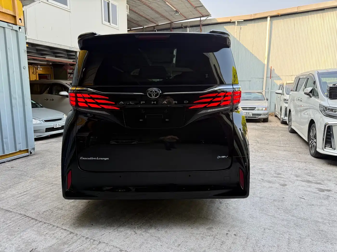 Toyota Alphard 2025 Hybrid 2.5L Ultimate Gold Edition фото 17