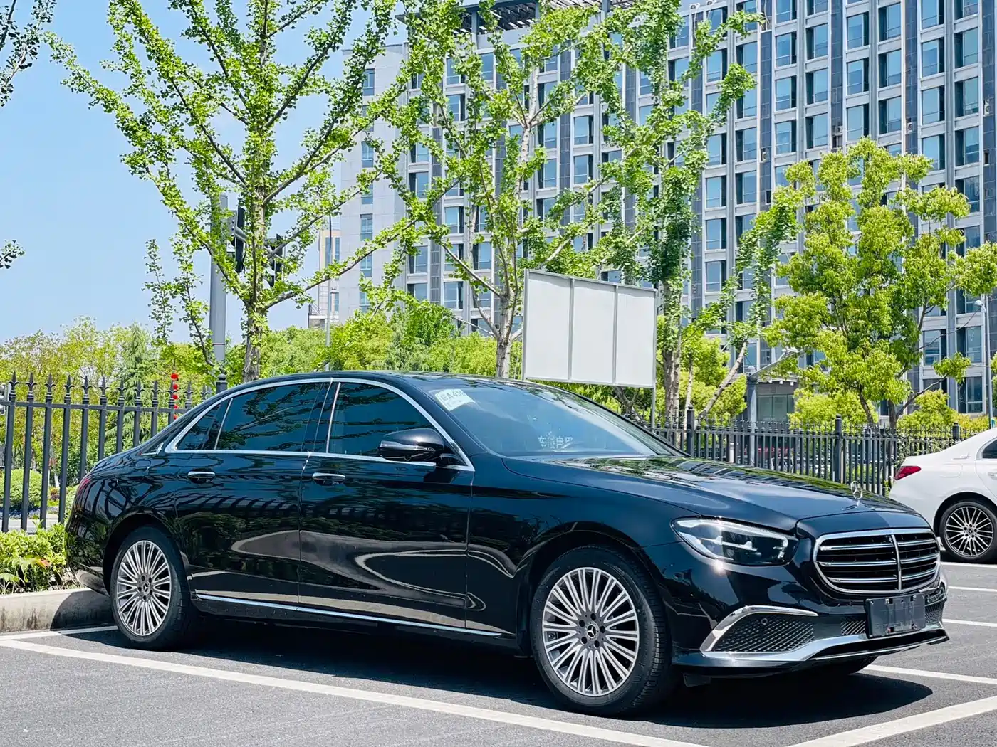 Mercedes-Benz E-Class 2022 E 300 L Luxury фото 3