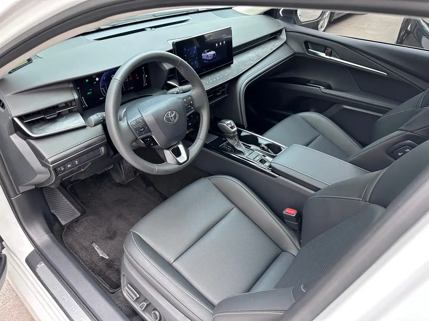 Toyota Camry 2026 Hybrid 2.0HGVP Luxury Edition фото 2