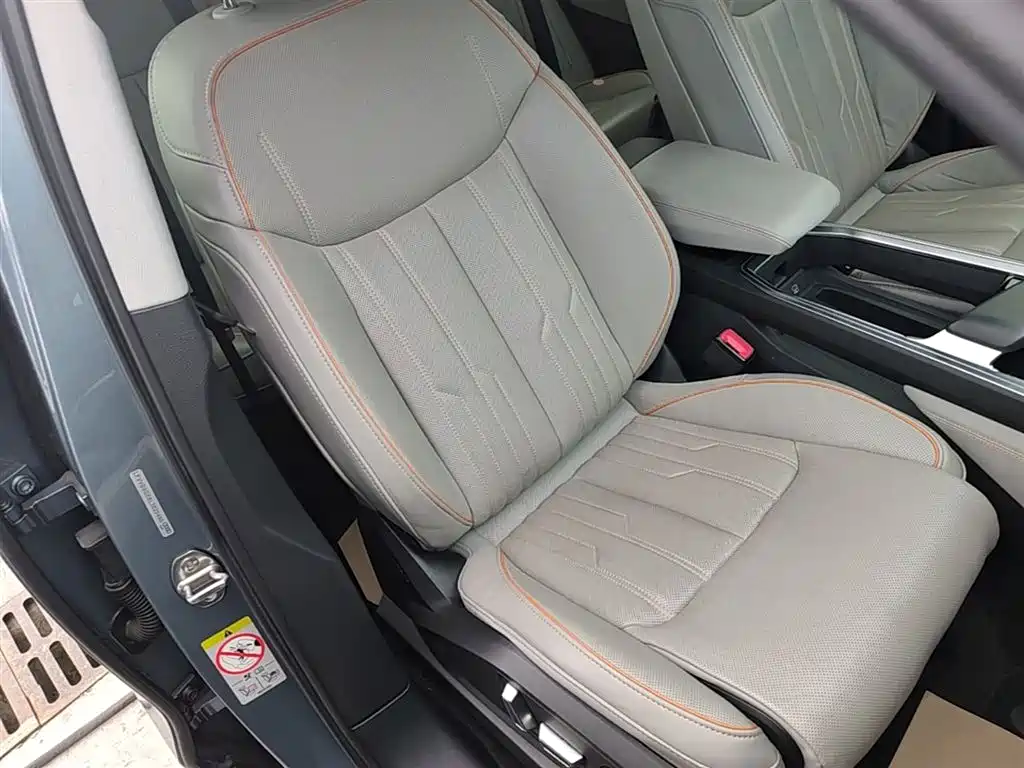 Фото 24 - Audi e-tron