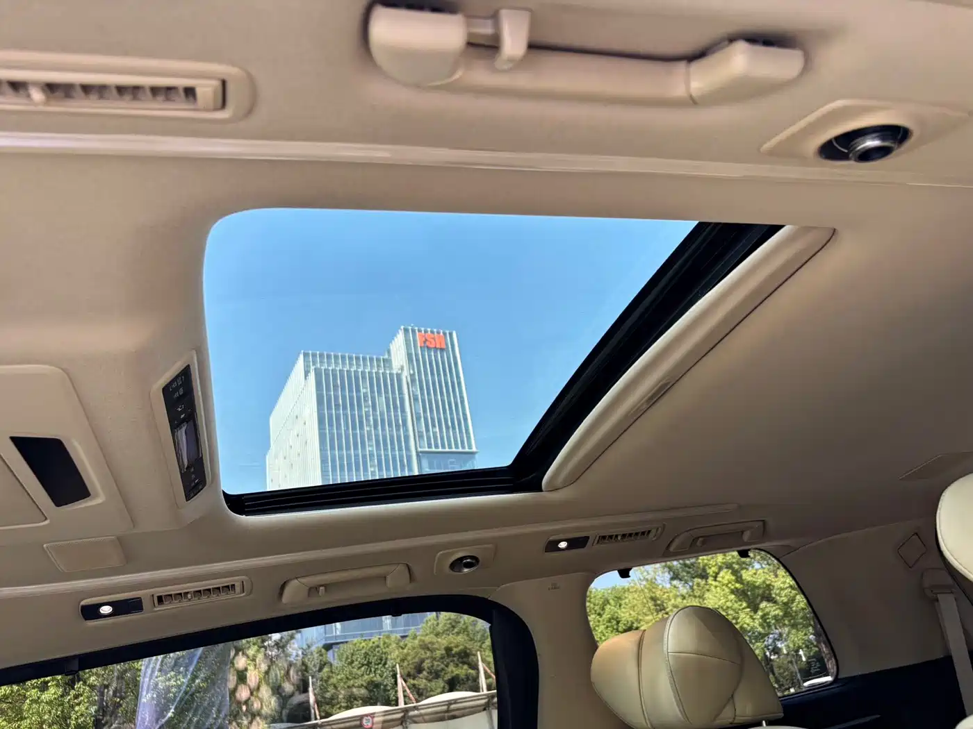 Toyota Alphard 2019 Hybrid 2.5L Luxury фото 20