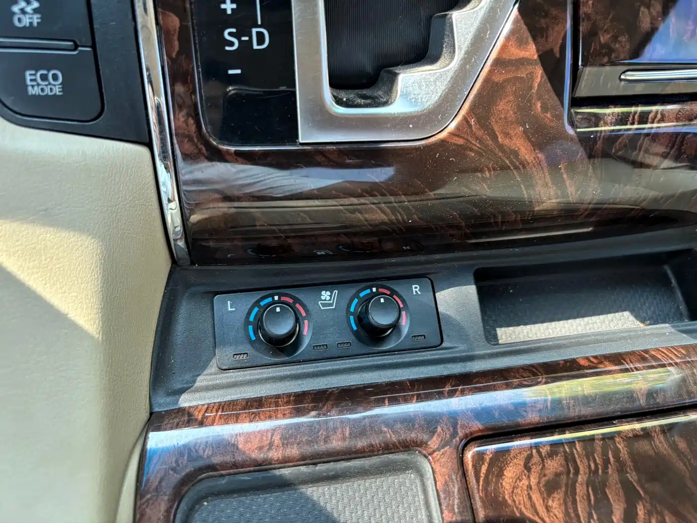 Toyota Alphard 2019 Hybrid 2.5L Luxury фото 16