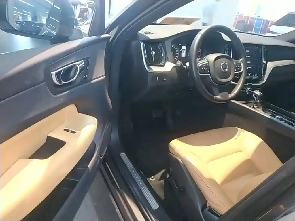Фото 16 - Volvo XC60