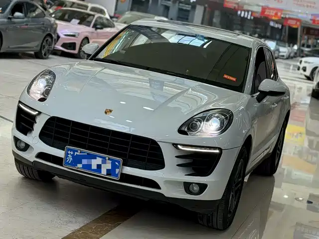 PORSCHE MACAN