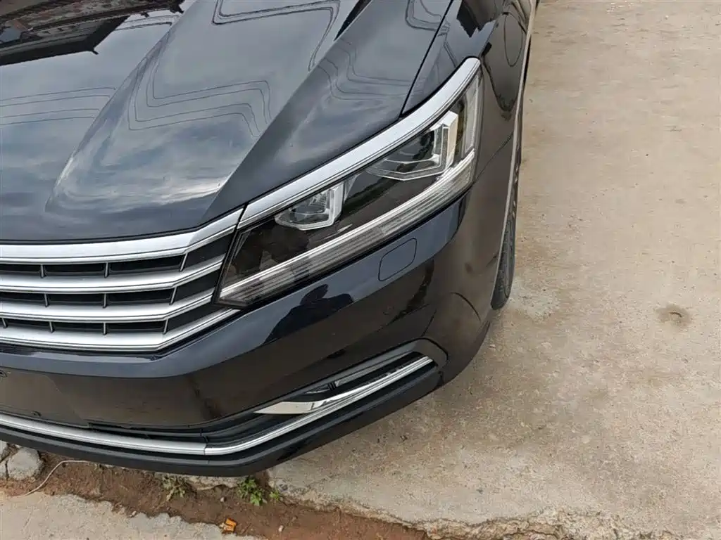 Volkswagen Passat 2017 330TSI DSG Luxury фото 24