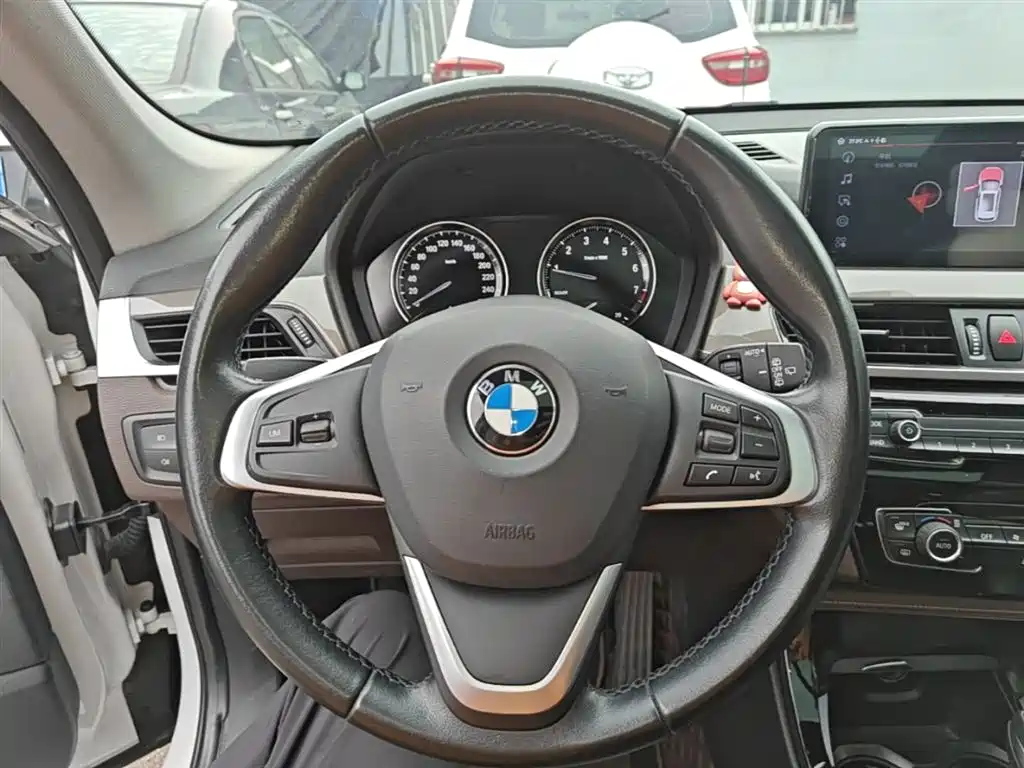 BMW X1 2018 sDrive18Li Premium Model фото 11