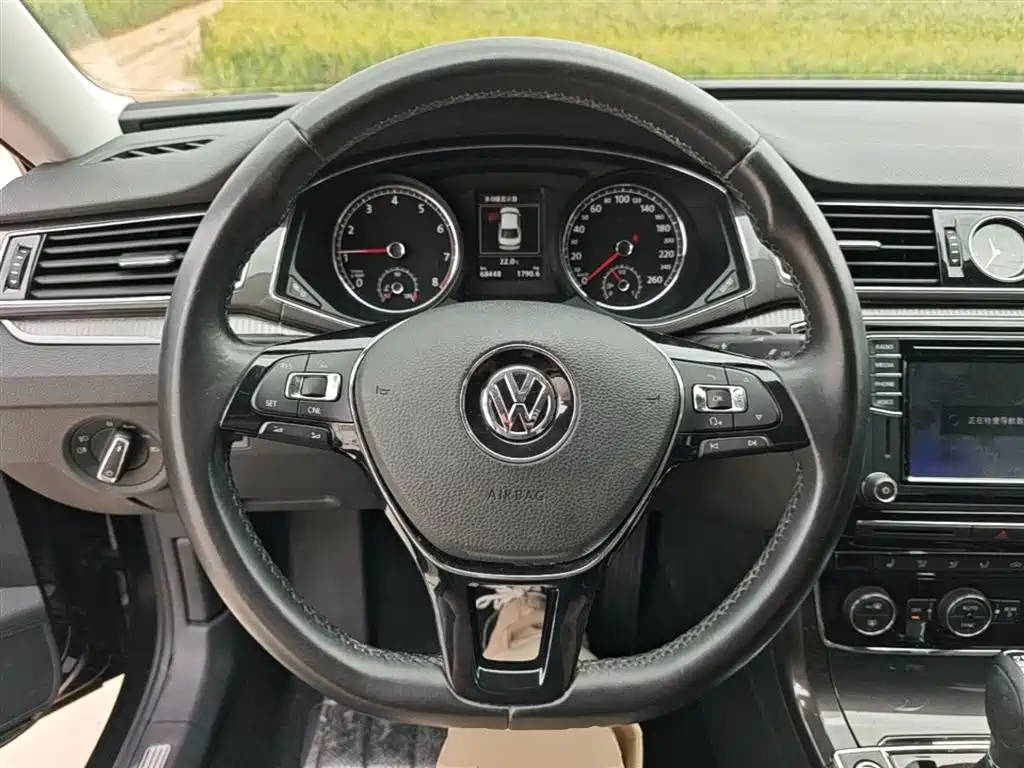 Volkswagen Passat 2017 330TSI DSG Luxury фото 11