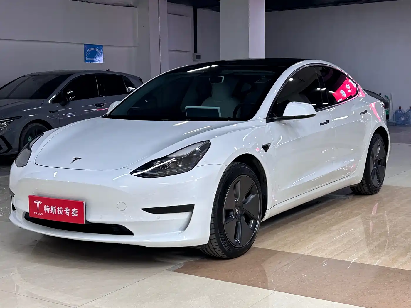 TESLA MODEL 3