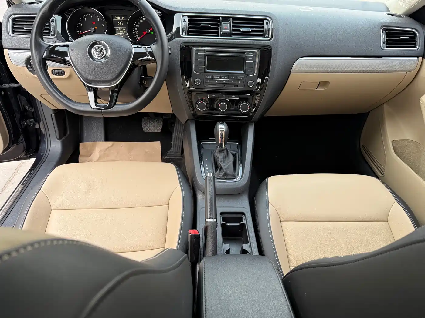 Volkswagen Sagitar 2015 1.6L Automatic Comfort фото 9
