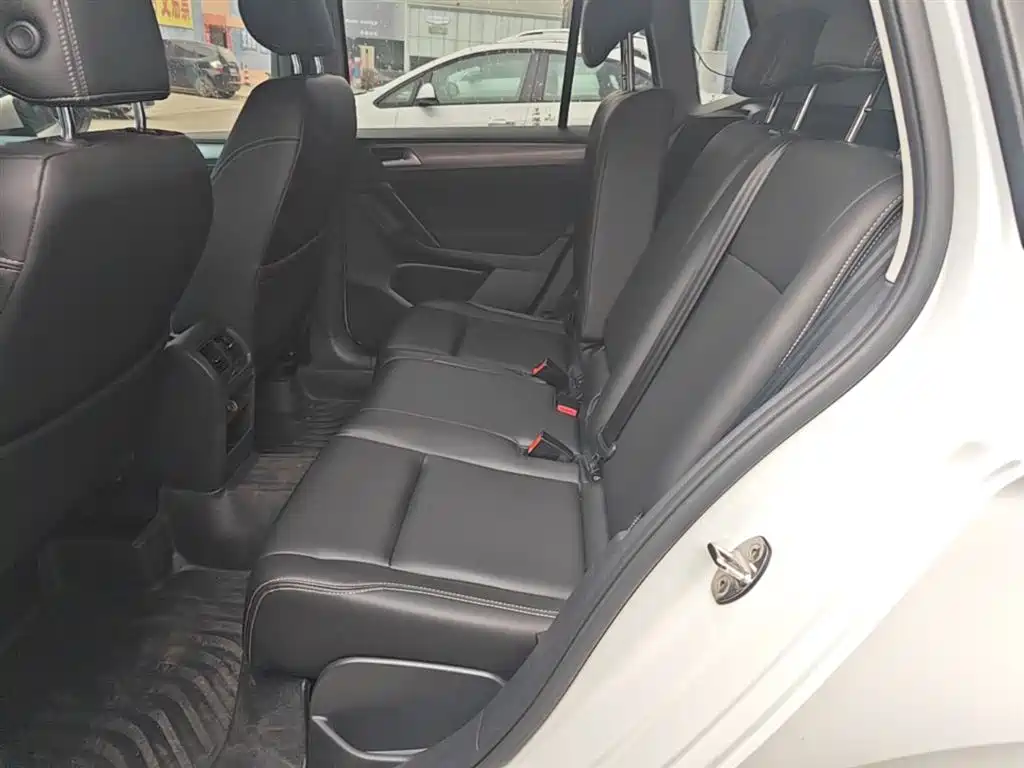 Volkswagen Golf Sportsvan 2018 1.6L Automatic Comfort фото 17