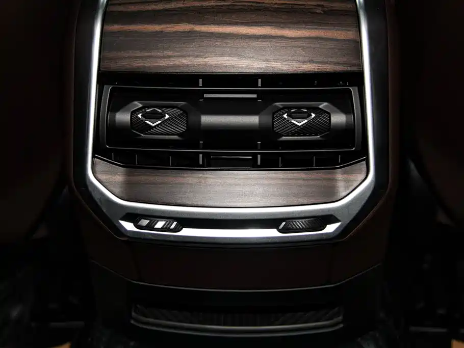 BMW 7 Series 2023 Model 735Li M Sport Package фото 22