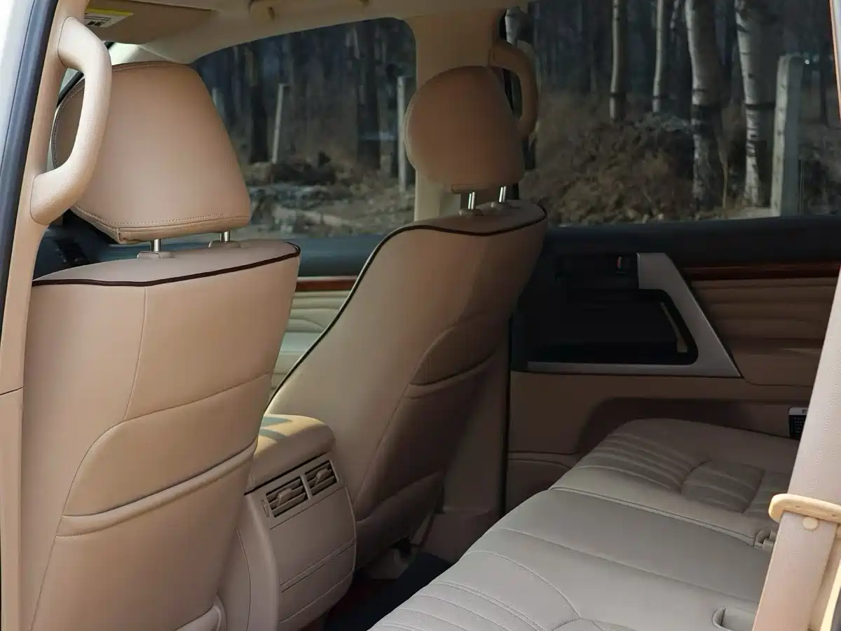 Toyota Land Cruiser (Import) 2015 4.0L V6 Middle East Low Configuration Edition фото 6