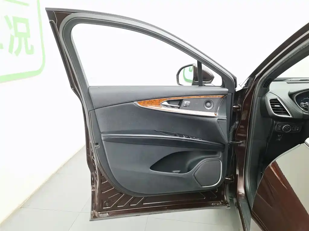 LINCOLN NAVIGATOR (IMPORT)