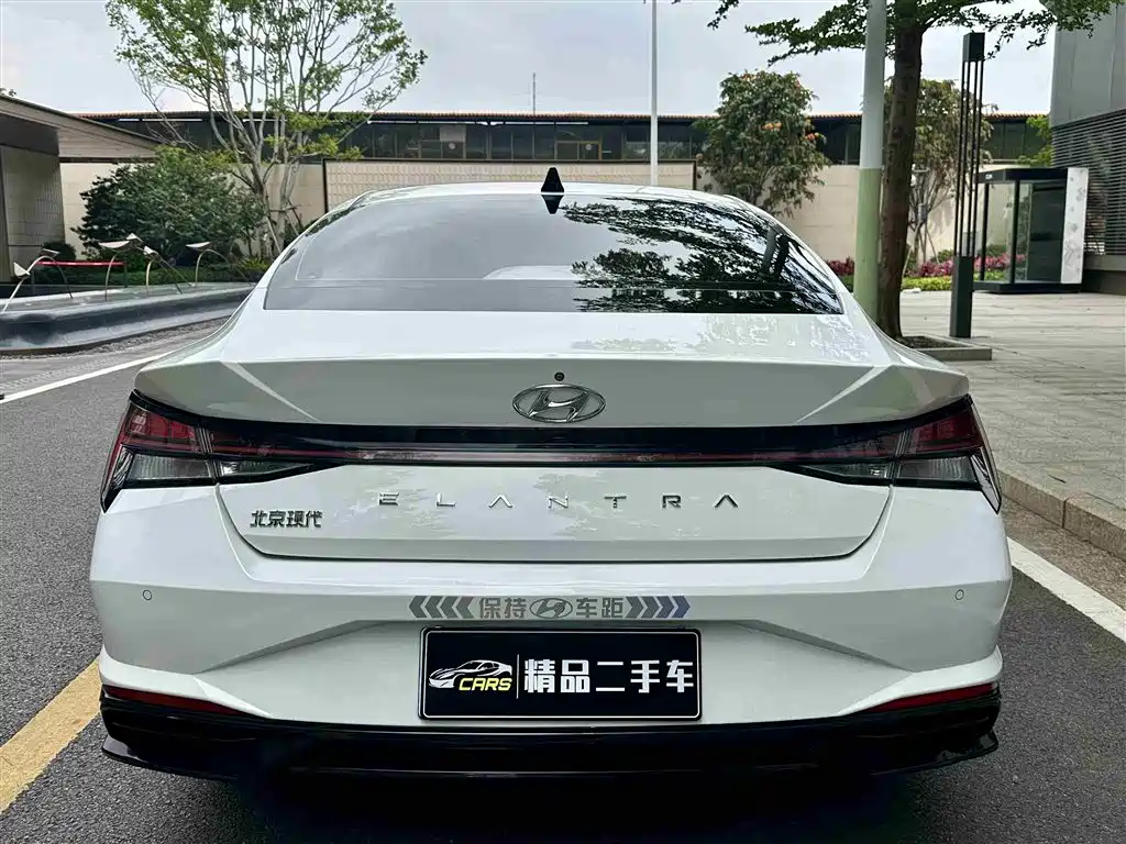 Hyundai Elantra 2021 1.5L CVT LUX Premium Edition фото 8