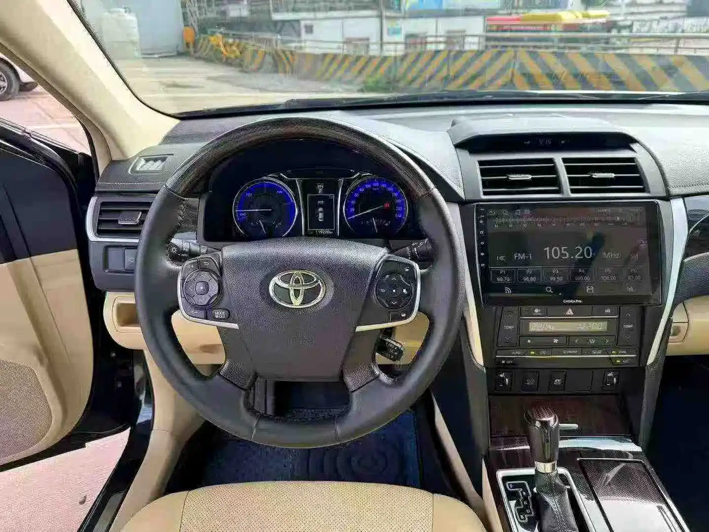 Toyota Camry 2016 Hybrid 2.5HG 10th Anniversary Luxury Navigation Edition фото 8