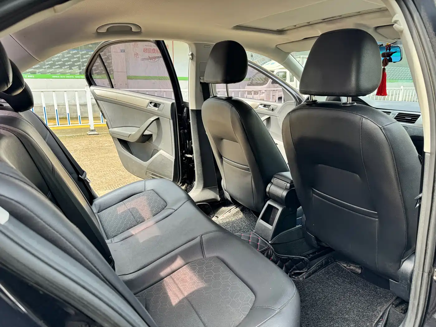 Volkswagen Santana 2015 1.6L Automatic Comfort Edition фото 12