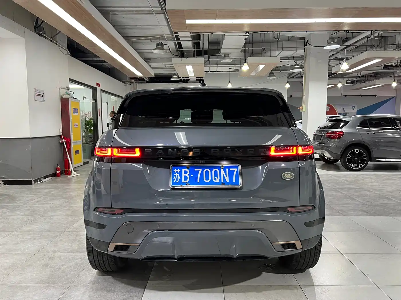 Land Rover Range Rover Evoque 2020 Model 249PS R-DYNAMIC S Gloss Black Sport Edition фото 6