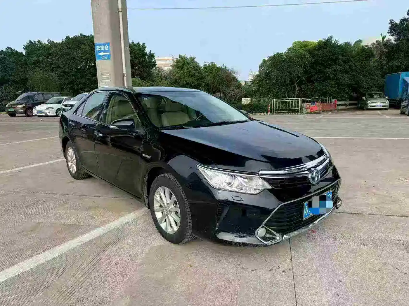 Toyota Camry 2016 Hybrid 2.5HG 10th Anniversary Luxury Navigation Edition фото 2