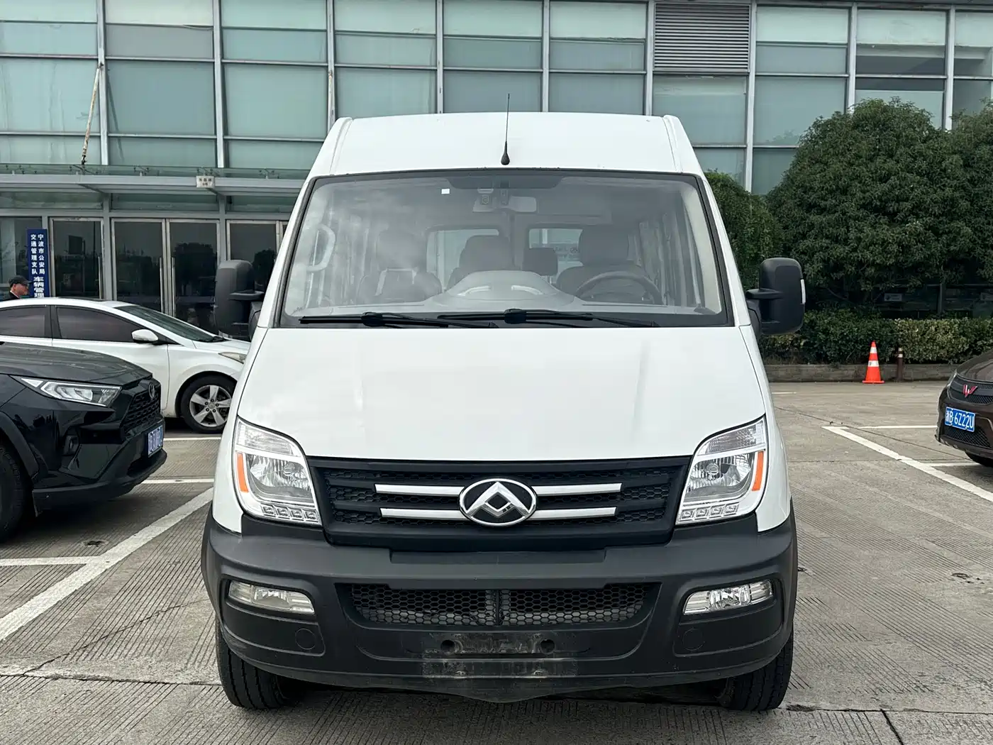 SAIC Maxus Xintu V80 2019 2.5T Classic 6-speed manual Aoyuntong modified short wheelbase ultra-low roof 5/6-seater фото 2