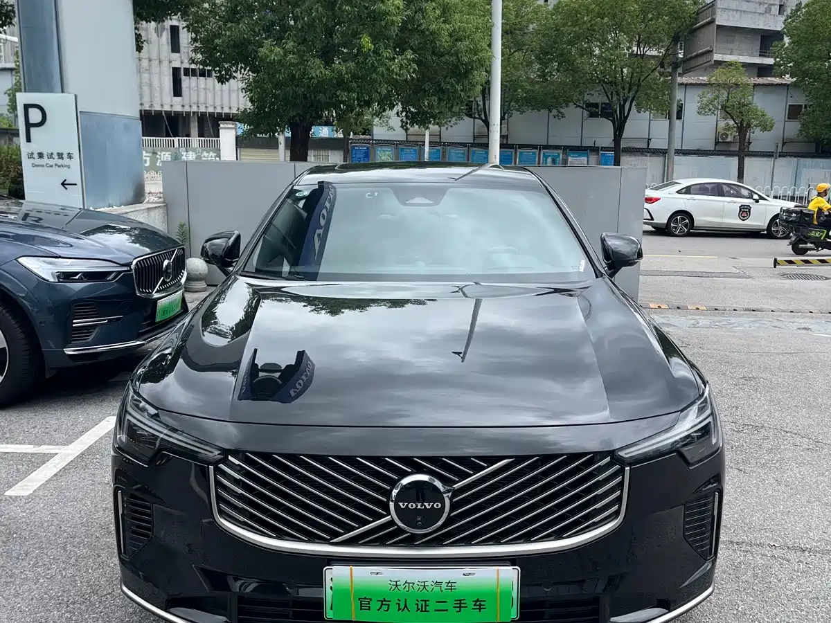 2025 Volvo S90 Plug-in Hybrid