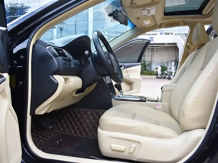 Toyota Camry 2015 2.0G Leading Edition фото 10