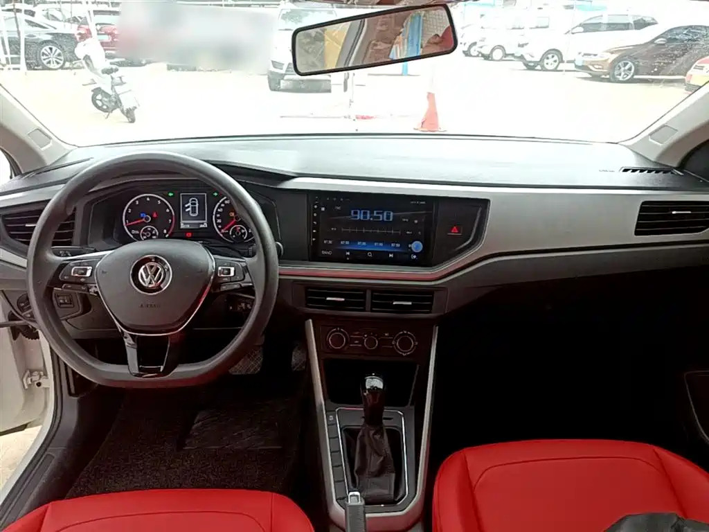 VOLKSWAGEN POLO