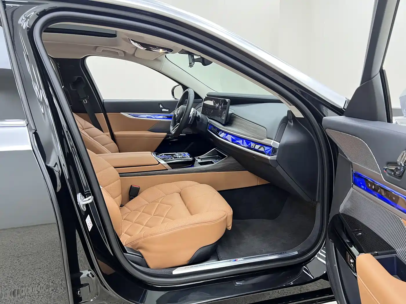 BMW 7 Series 2023 Model 740Li Leading M Sport Package фото 10