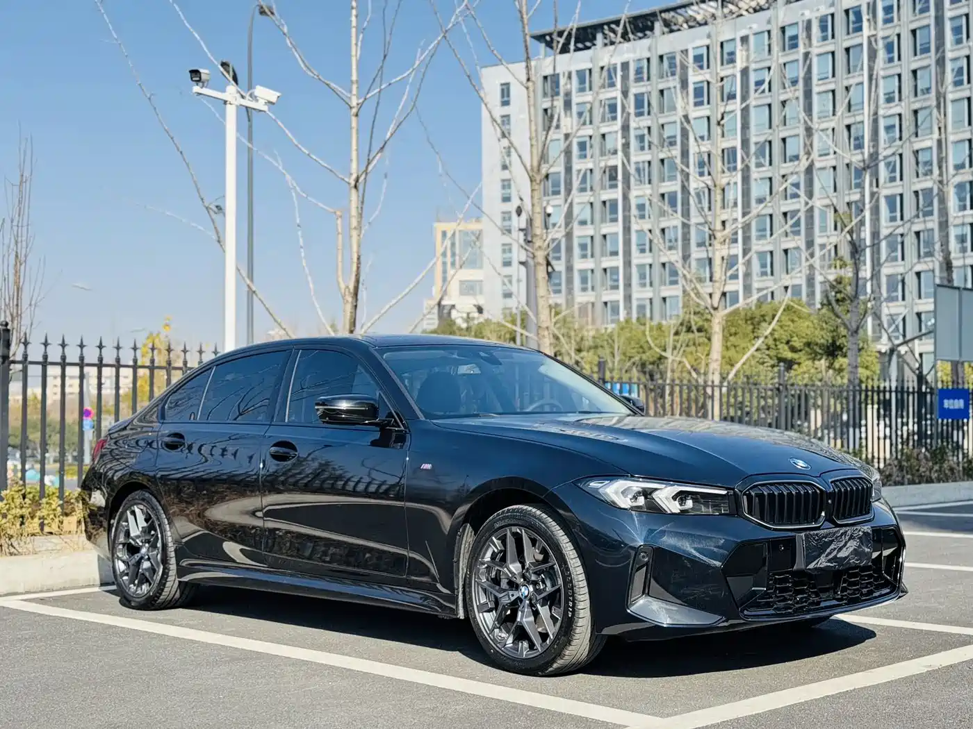 BMW 3 Series 2025 330Li M Sport Night Edition фото 3