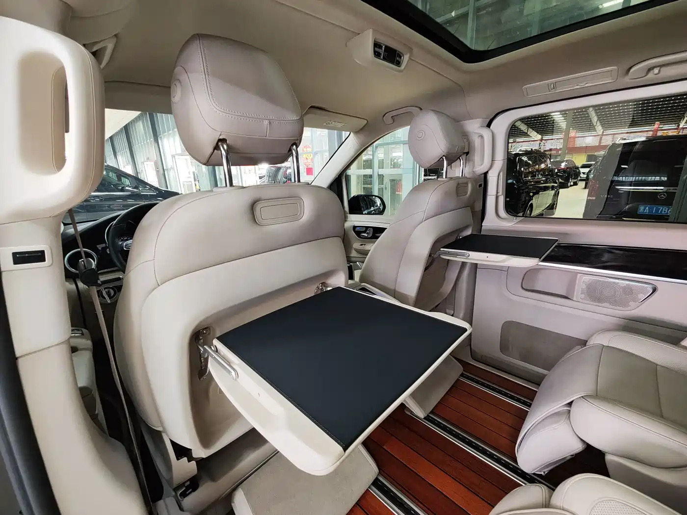 Mercedes-Benz V-Class 2018 V 260 L Premium Long Wheelbase Edition China VI фото 22