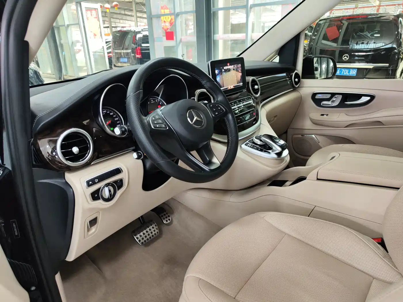 Mercedes-Benz V-Class 2018 V 260 L Premium Long Wheelbase Edition China VI фото 13
