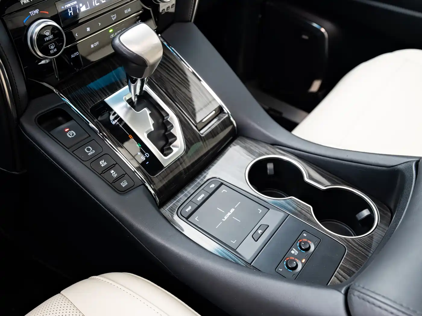 Lexus LM 2020 300h Seven-Seater Elegance Edition фото 8