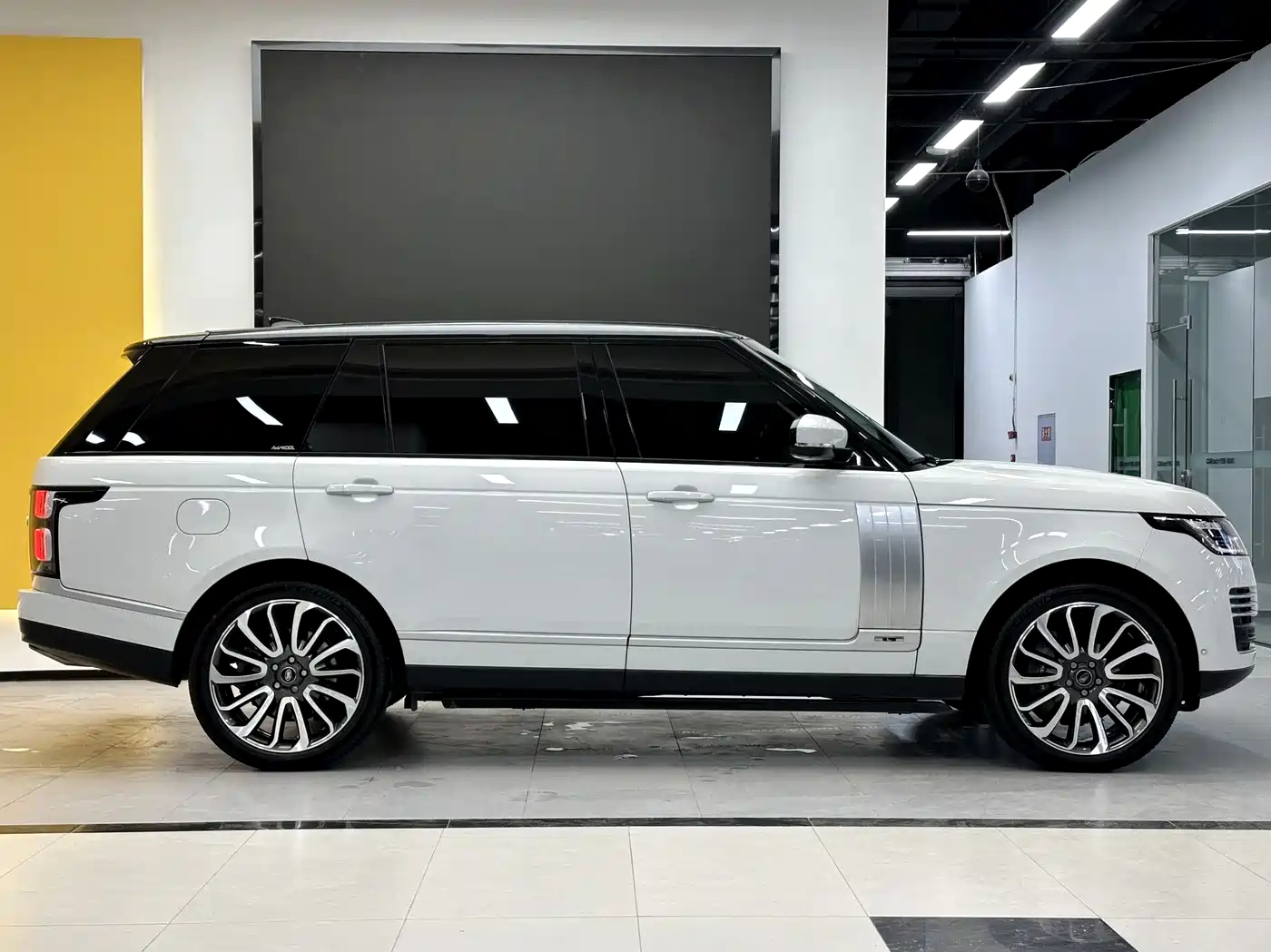 Land Rover Range Rover 2022 3.0 L6 400PS Prestige Genesis Extended Edition фото 8
