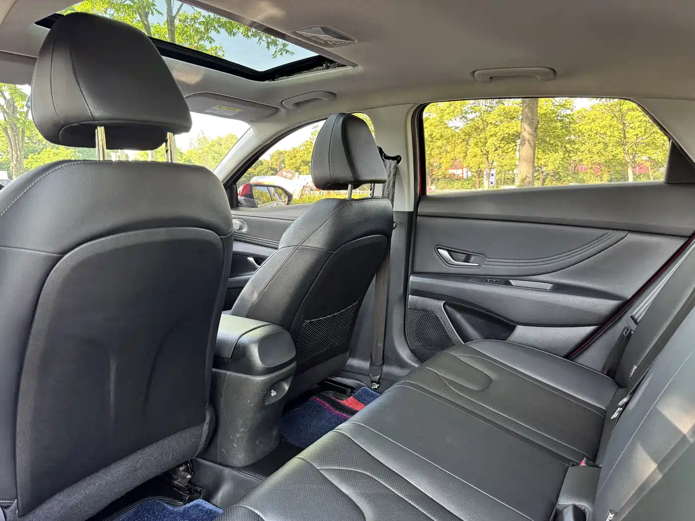 Hyundai Elantra 2021 1.5L CVT LUX Premium Edition фото 9