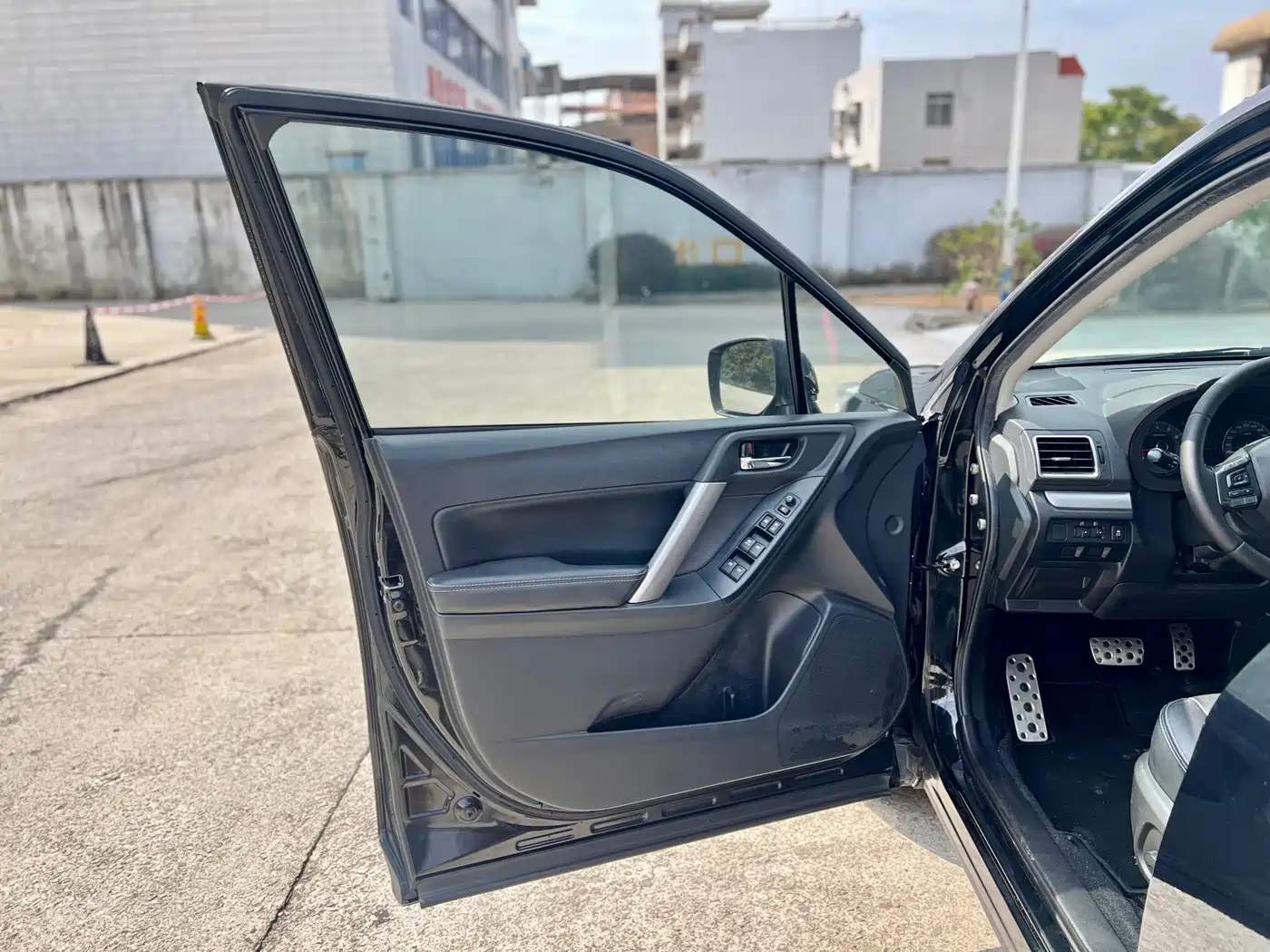 Subaru Forester 2015 2.0i Special Commemorative Edition фото 15