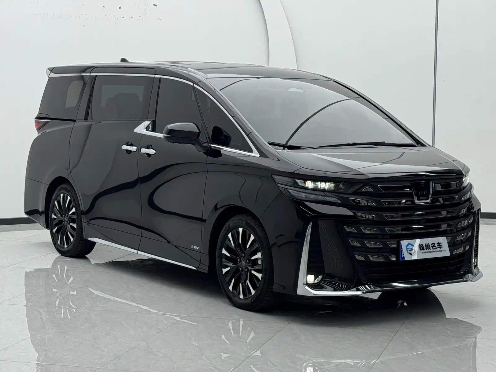 Фото 3 - Toyota Vellfire