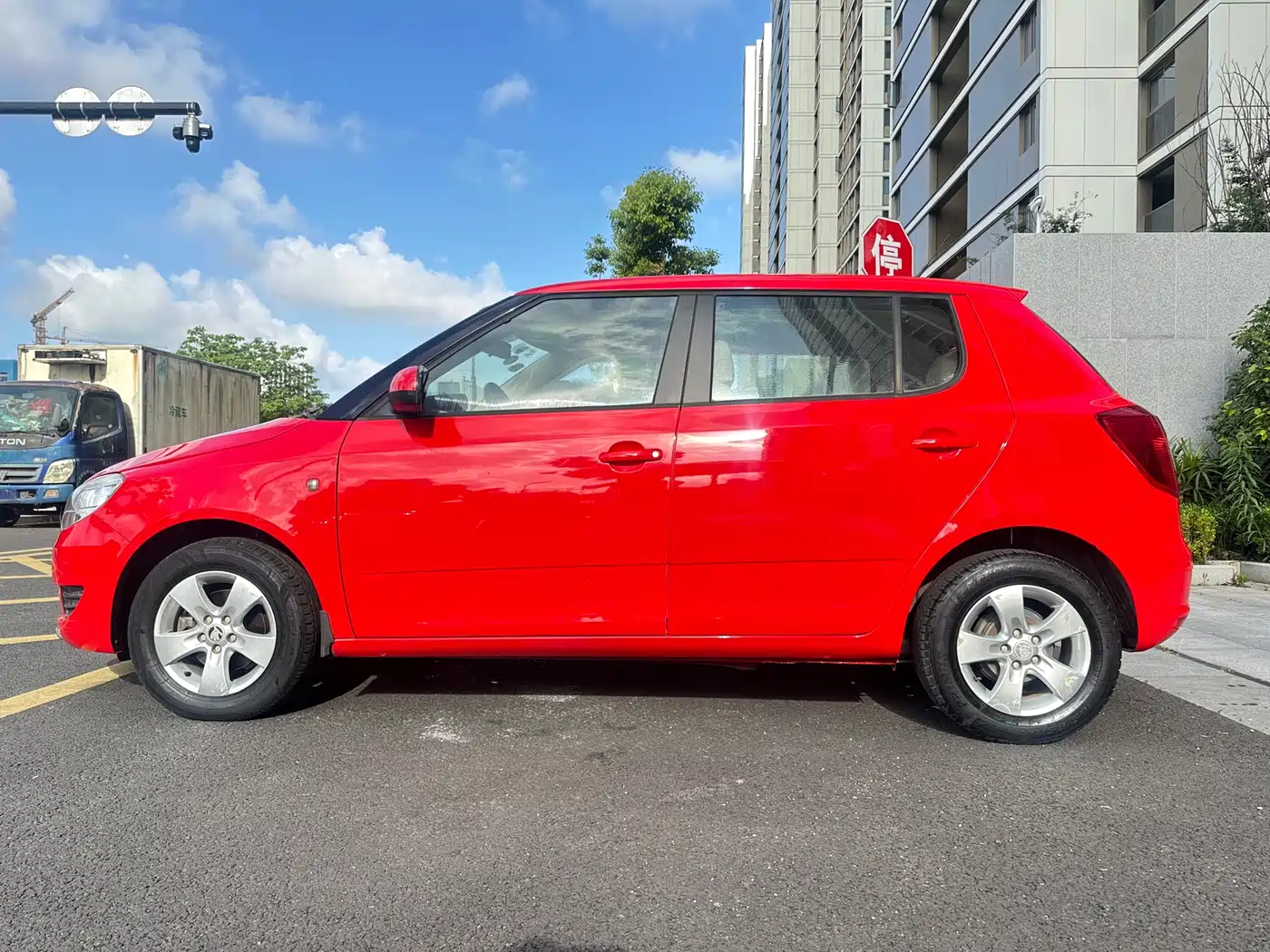 Škoda Fabia 2014 1.4L Automatic Crystal Edition фото 8