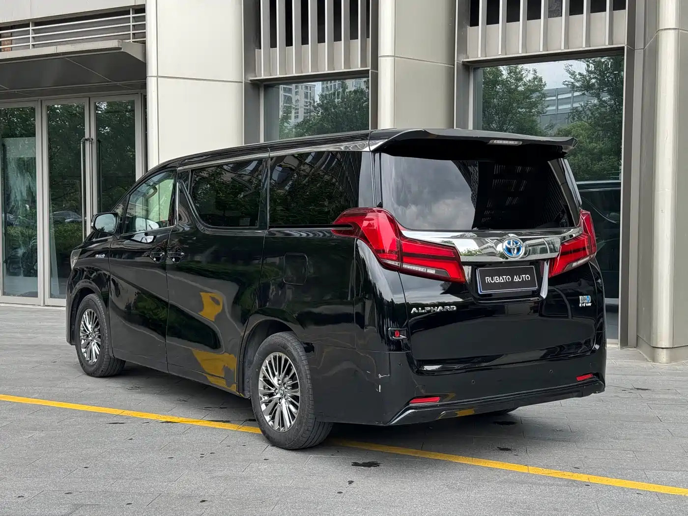 Toyota Alphard 2019 Hybrid 2.5L Luxury фото 4